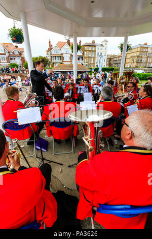 Salvation Army Band auf der Sommer Tag beim Musikpavillon in Broadstairs Strandpromenade. Blick über die Schulter von der Rückseite der Orchester. Stockfoto