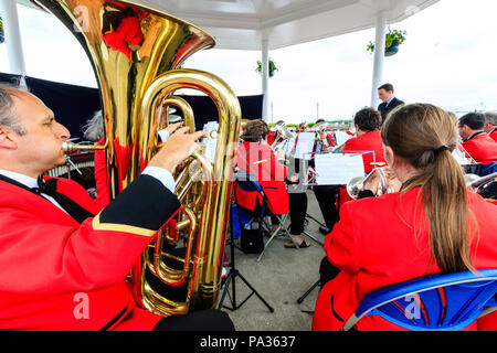 Salvation Army Band auf der Sommer Tag beim Musikpavillon in Broadstairs Strandpromenade. Blick über die Schulter von der Rückseite der Orchester. Stockfoto