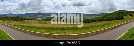 MILLAU, Frankreich - Juni 03, 2016: Schrägseilbrücke Viaduc de Millau über Sommer Tal des Flusses Tarn. Hochauflösende Panorama. Stockfoto