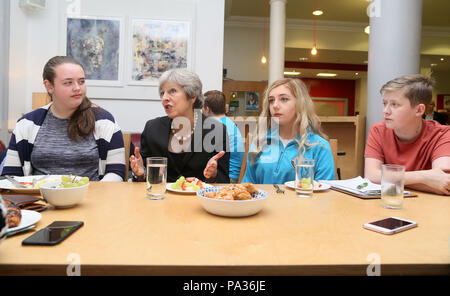 Premierminister Theresa kann Gespräche mit Menschen aus der Belfast Youth Forum bei ihrem Besuch in der Crescent Arts Centre in Belfast. Stockfoto