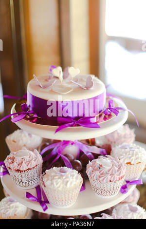 Violett Dekorationen und süß lecker Kuchen für die Partei. Stockfoto