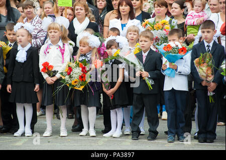 In Tjumen, Russland - September 1, 2012: Schule 43. Grundschulkinder mit Lehrern und Eltern am ersten Tag des Schuljahres. Fest des Kno Stockfoto