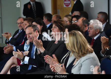 Die stellvertretende Vorsitzende der demokratischen Unionistischen Partei (DUP) Arlene Foster, Nigel Dodds, applaudiert, nachdem Premierministerin Theresa May ihre Rede in der Waterfront Hall in Belfast gehalten hatte, in der sie die Europäische Union aufforderte, ihre Position zum Brexit zu 'entwickeln' und nicht auf 'unpraktikable' Ideen zurückzufallen. Stockfoto