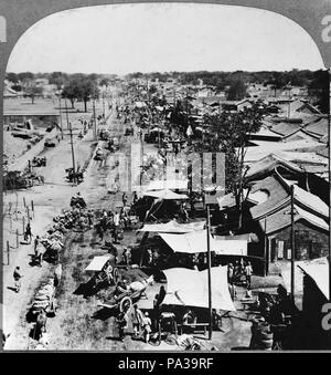 CHINA: Peking, c 1902. Luftaufnahme von unbefestigten Straßen mit pack Tiere, Rikschas und Vordächer an der Szene von Botschafter von Ketteler Mord, Peking, China. Stereograph, c 1902. 102 Luftaufnahme von Peking 1902 am Schauplatz der Botschafter von Ketteler Mord Stockfoto