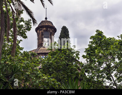 Kuppel des Castrense Kapelle, besser bekannt als Kirche der Zitadelle, oder militärische Kirche, unter den grünen Bäumen des Parc de la Ciutadell Stockfoto