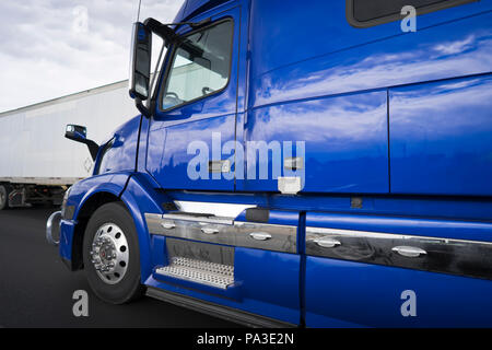 Leistungsstarke beliebten Blue Bonnet Big Rig Semi Truck mit hohen komfortable Kabine für Long Haul Transport Industrie Cargo in trockenen van Auflieger gehen Stockfoto