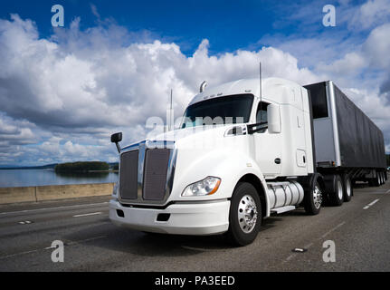 Kraftvoller Big Rig Tag cab für die lokale Zustellung American Semi Truck machen mit Ablagefach Transport von Fracht in schwarz abgedeckt Auflieger auf Breiten Stockfoto