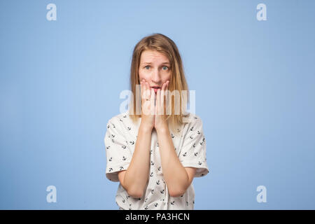 Porträt der europäischen Frau verblüfft und verwirrt Stockfoto