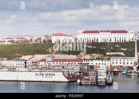 Werft in Sewastopol Bucht, Meer Stadtbild im Frühling. Krim Stockfoto