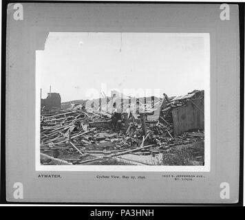 2 "Zyklon, 27. Mai 1896." (Mann in Melone sitzen unter ruinierte bleibt von Gebäude nach Tornado Zerstörung) Stockfoto