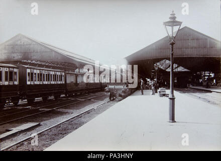 . Am südlichen Ende von Crewe Station zwischen 1897 und 1902. Der Motor ist ein lnwr Jubiläum Klasse 4-4-0). Siehe Diskussion an en: Sprechen: Projekt UK Eisenbahn # Ehemalige LNWR Station? (Zweiter Versuch) Dieses Foto wurde aus einem alten original Foto Wir über kam, während gleichzeitig das Haus von einem verstorbenen Freund zu löschen. Ich habe es auf Flickr in der Hoffnung, dass es interessant sein könnte, um Dampf Enthusiasten hochgeladen. Zwischen 1897 und 1902 357 Crewe Bahnhof um 1900 Stockfoto