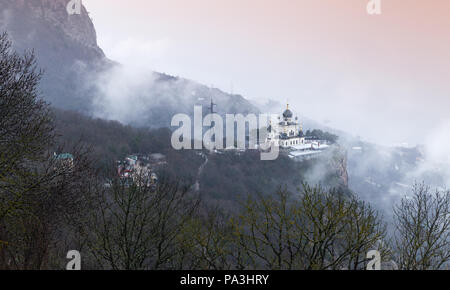 Berglandschaft mit der Kirche der Auferstehung Christi. Es ist eine beliebte Touristenattraktion am Stadtrand von Jalta auf der Krim Stockfoto