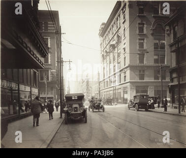 350 Ecke des Zehnten und Johannisbrot Straßen, auf der Suche nach Westen auf die Locust Street Stockfoto