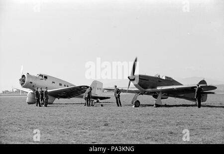 185 Northrop Delta Mk1 und Hurricane 1939 Stockfoto