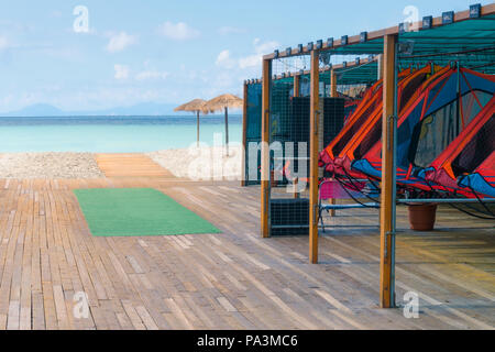 Satz von anderen Farbe surfbretter in einem Stack zu vermieten am Strand in Griechenland Stockfoto