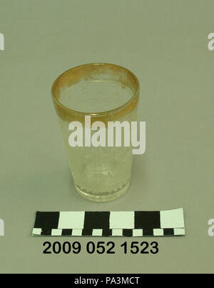 713 Glas Tumbler mit vergoldeten Rim und Bilder des Palastes von Maschinen, Cascade Gardens, Louisiana Purchase Denkmal, und St. Louis Union Station Stockfoto