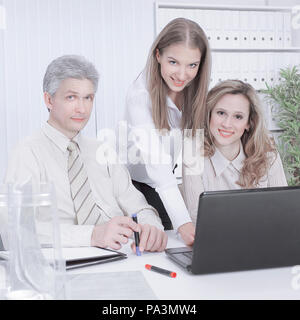 Portrait des erfolgreichen Business Team am Arbeitsplatz Stockfoto