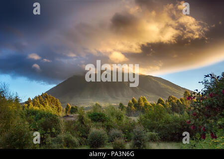 Mount Sabyinyo, ein erloschener Vulkan in der virunga Berge. Das Gipfeltreffen markiert den Schnittpunkt der Grenze von Ruanda, Uganda und der Demokratischen Republik Kongo Stockfoto