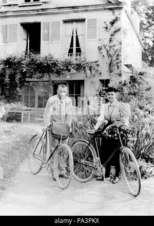 199 Pierre et Marie Curie devant Leur maison de Sceaux en 1895 Stockfoto