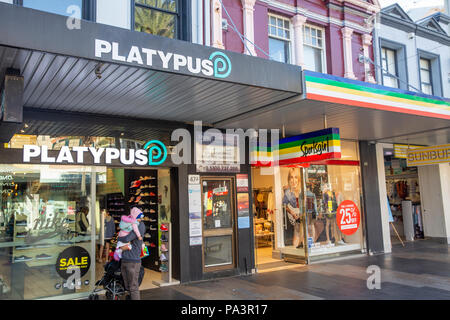 Schnabeltier Schuhe und Sportsgirl Kleidung Geschäfte Geschäfte in Manly Beach, Sydney, Australien Stockfoto