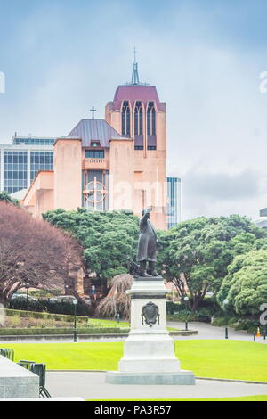 Wellington, Neuseeland - 18. Juli 2016: Eine monumentale Statue von Richard John seddon innerhalb des Parlaments Gründen mit dem Wahrzeichen Kathedrale von St Paul i. Stockfoto