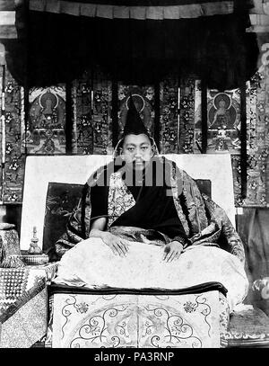 . Englisch: Thubten Gyatso, der 13. Dalai Lama. 1910 16 13 thDalaiLama 1910 Stockfoto