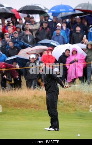 Die USA Tiger Woods Schläge am 1. grün während Tag zwei der Open Championship 2018 in Carnoustie Golf Links, Angus. Stockfoto