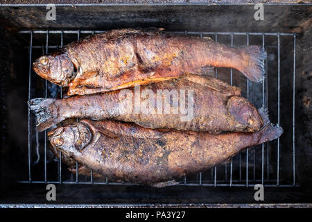 Kochen geräucherter Fisch auf einem rustikalen Stil. Ansicht von oben Stockfoto