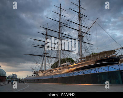 Sommer bewölkt Abend goldenen Licht der Cutty Sark in der Nähe der Alten Naval College in Greenwich, Großbritannien Stockfoto