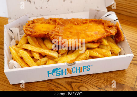 Fisch und Chips in Tynemouth in England serviert. Der Teller ist traditionelles britisches Essen. Stockfoto