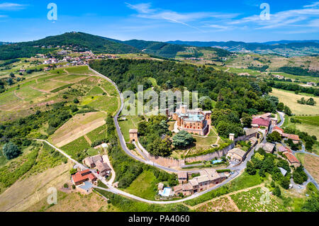 Chateau de Montmelas, eine mittelalterliche Burg in der Rhone Abteilung, Auvergne-Rhone-de-France - Frankreich Stockfoto