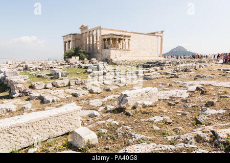 Athen, Griechenland - Mai 2018: Touristen, die in den Ruinen der Tempel der Athena Polias Stockfoto