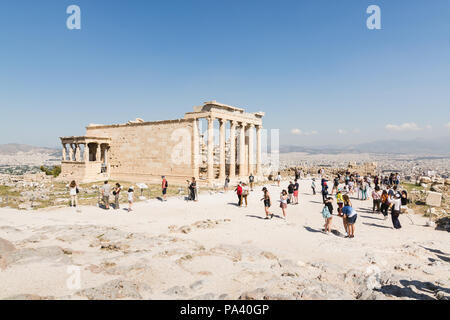 Athen, Griechenland - Mai 2018: Touristen, die in den Ruinen der Tempel der Athena Polias Stockfoto