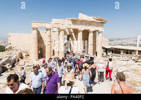 Athen, Griechenland - Mai 2018: Touristen, die in den Ruinen des Parthenon Tempel Stockfoto