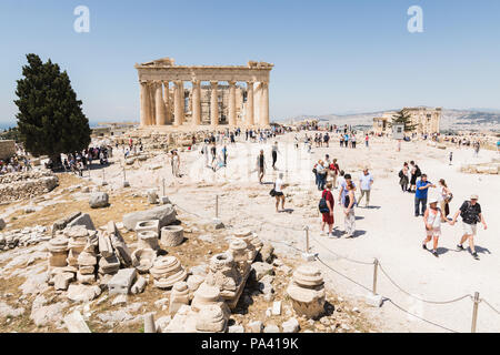 Athen, Griechenland - Mai 2018: Touristen, die in den Ruinen des Parthenon Tempel Stockfoto