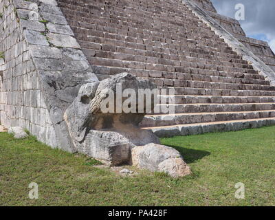 Stony gefiederte Schlange Skulptur an Treppen Base von Kukulkan Pyramide in Chichen Itza Maya Stadt an der archäologischen Stätten in Mexiko im Jahr 2018 warme Sunn Stockfoto