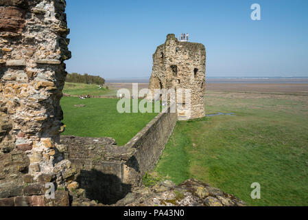 Ruinen der Burg Feuerstein neben dem Dee Estuary in Nord Wales, Großbritannien. Touristen um die Türme an einem sonnigen Frühlingstag. Stockfoto