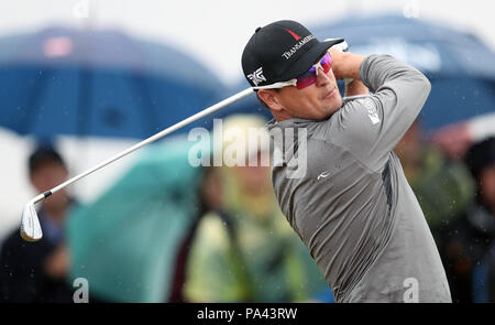 Die USA Zach Johnson T-Stücken aus dem 16. bei Tag zwei der Open Championship 2018 in Carnoustie Golf Links, Angus. Stockfoto