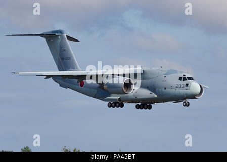 Japan Air Self Defense Force JASDF japanischen Luftwaffe Kawasaki C2 Landung an der Royal International Air Tattoo 2018 RAF Fairford RIAT, UK. Stockfoto