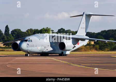 Japan Air Self Defense Force JASDF japanischen Luftwaffe Kawasaki C2 rollt an der Royal International Air Tattoo 2018 RAF Fairford RIAT, UK. Stockfoto