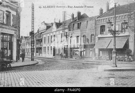 . Français: Carte postale Ancienne éditée par Col à Albert: ALBERT - Rue Anatole-France. Vor 1914 333 Col 29 - ALBERT - Rue Anatole-France Stockfoto