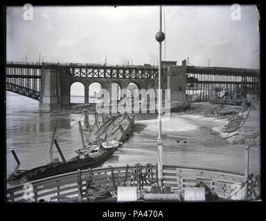 598 East (Illinois) Ende der Eads Bridge von South Bank, von Deck der Fähre Alonzo C. Kirche fotografiert, die Schäden vom Zyklon im Mai 1896 Stockfoto