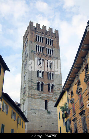 Ein Kirchturm in der Altstadt von Lucca in der Toskana Italien Stockfoto