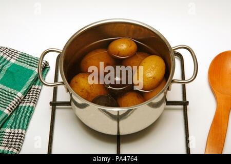 Kartoffeln und Rote Beete Krone. Schritt für Schritt. Fertiggerichte: BHH 74H-BHH73F Stockfoto