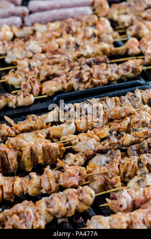 Gebratene Würstchen und gegrillte Spieße auf BBQ Stockfoto