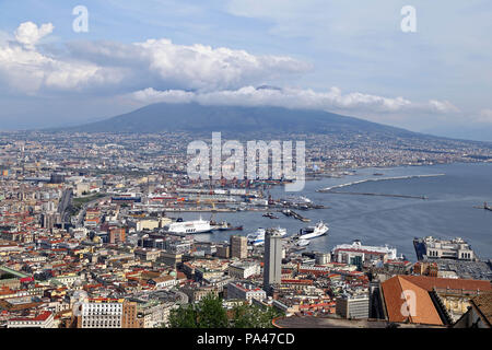 Neapel, Italien - 12 April 2014: Panorama von Neapel. Neapel ist die Hauptstadt der italienischen Region Kampanien und die drittgrößte Gemeinde in Italien. Stockfoto