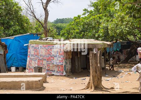 Inoffiziellen provisorischen Wohnungen für intern Vertriebene in Abuja, Nigeria Stockfoto