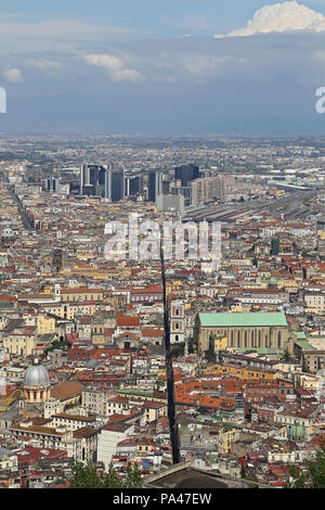 Neapel, Italien - 12 April 2014: Panorama von Neapel. Neapel ist die Hauptstadt der italienischen Region Kampanien und die drittgrößte Gemeinde in Italien. Stockfoto