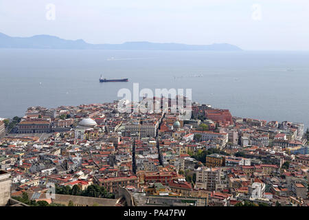 Neapel, Italien - 12 April 2014: Panorama von Neapel. Neapel ist die Hauptstadt der italienischen Region Kampanien und die drittgrößte Gemeinde in Italien. Stockfoto