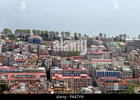 Neapel, Italien - 12 April 2014: Panorama von Neapel. Neapel ist die Hauptstadt der italienischen Region Kampanien und die drittgrößte Gemeinde in Italien. Stockfoto